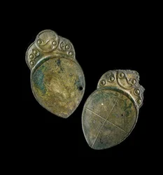 Coppia di cucchiai con decorazione a rilievo, da un sito a Penbryn, Ceredigion, Galles, Età del Ferro